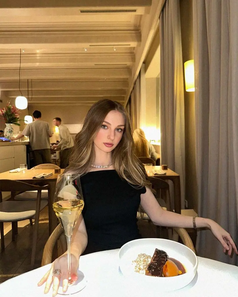 Delphine photo 3