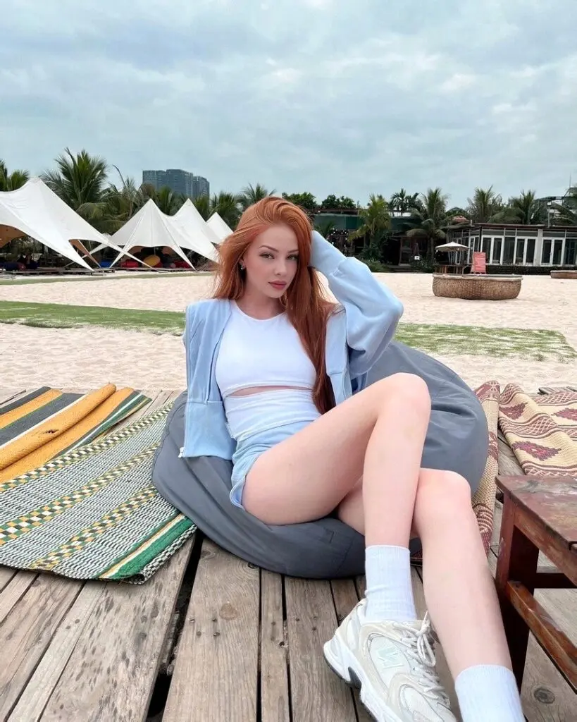 Samantha photo 4