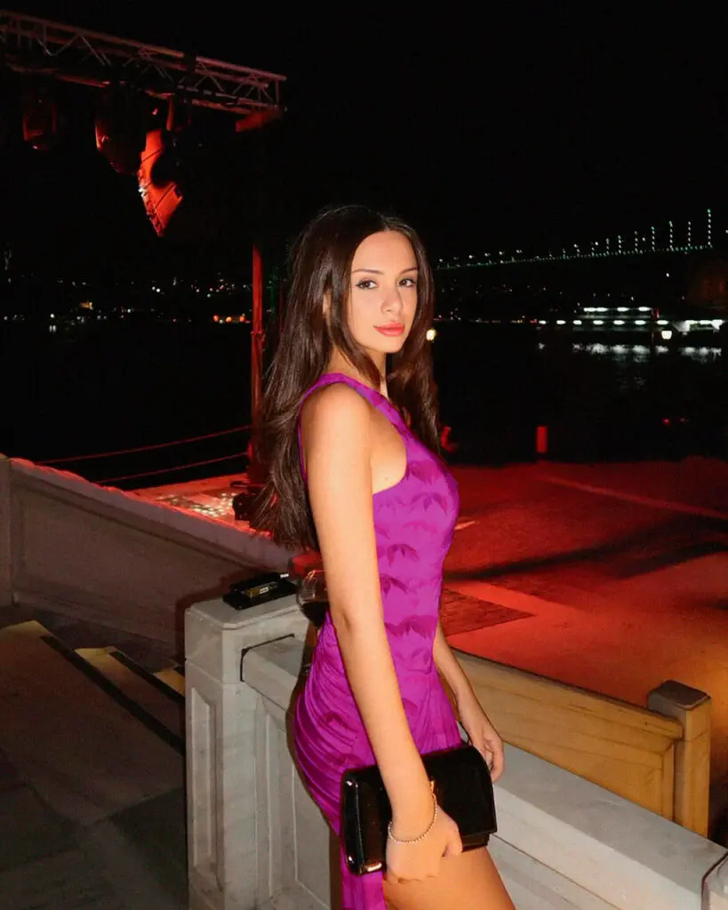 Scarlett photo 4