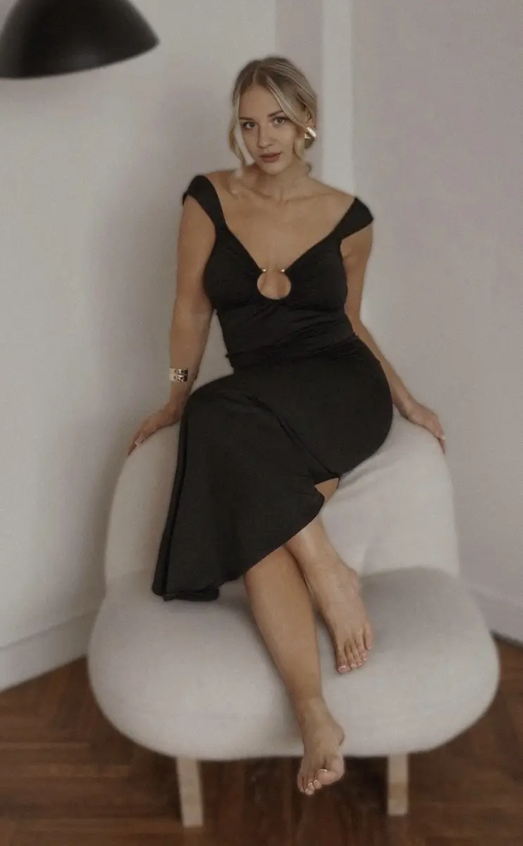 Valerie photo 4